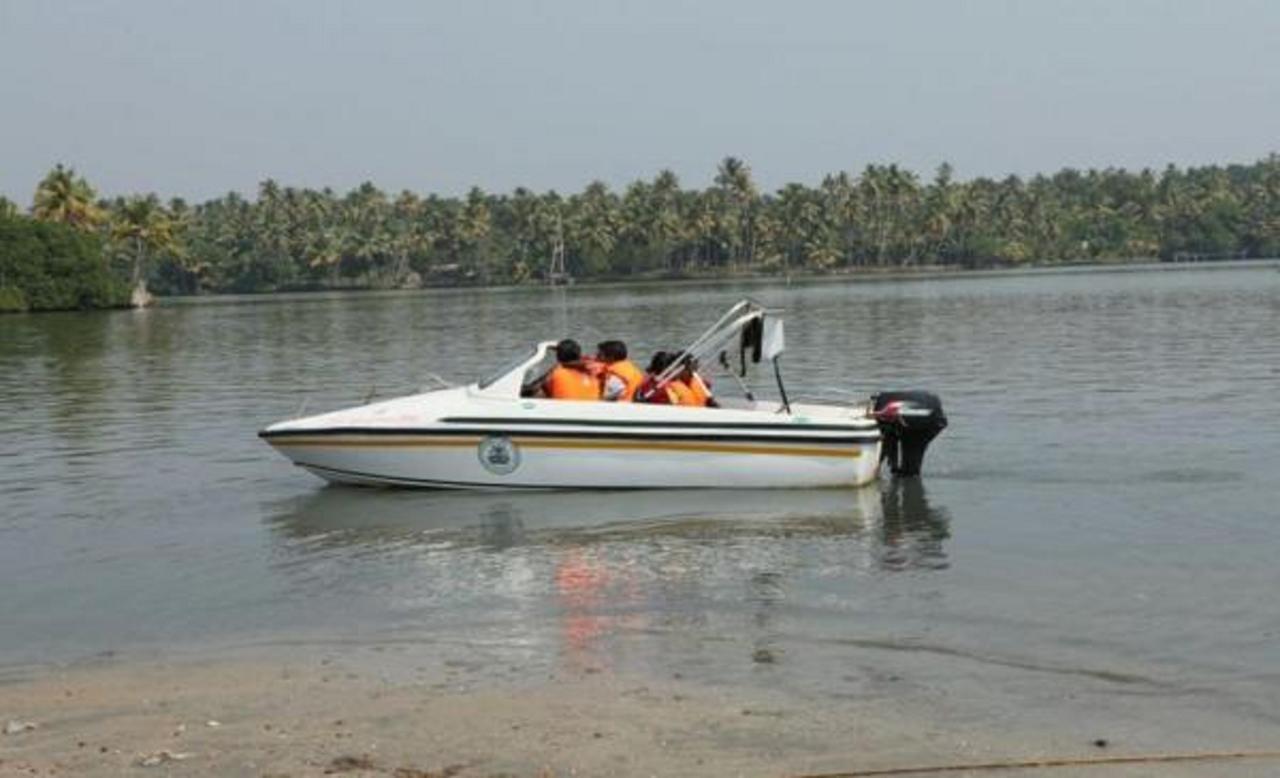 Regant Lake Village, Kollam. Chavara エクステリア 写真